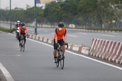 Người dân TP.HCM dậy sớm đi bộ, đạp xe sau nhiều ngày ‘ai ở đâu ở yên đó’ - Ảnh 2. Người dân TP.HCM dậy sớm đi bộ, đạp xe sau nhiều ngày ‘ai ở đâu ở yên đó’ - Ảnh 2.