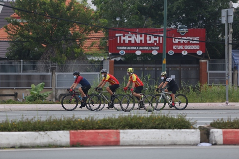 Người dân TP.HCM dậy sớm đi bộ, đạp xe sau nhiều ngày ‘ai ở đâu ở yên đó’ - Ảnh 3. Người dân TP.HCM dậy sớm đi bộ, đạp xe sau nhiều ngày ‘ai ở đâu ở yên đó’ - Ảnh 3.
