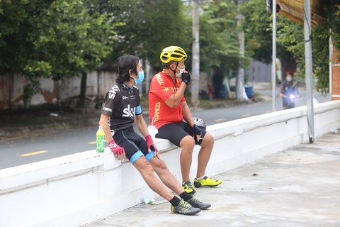 Người dân TP.HCM dậy sớm đi bộ, đạp xe sau nhiều ngày ‘ai ở đâu ở yên đó’ - Ảnh 4. Người dân TP.HCM dậy sớm đi bộ, đạp xe sau nhiều ngày ‘ai ở đâu ở yên đó’ - Ảnh 4.