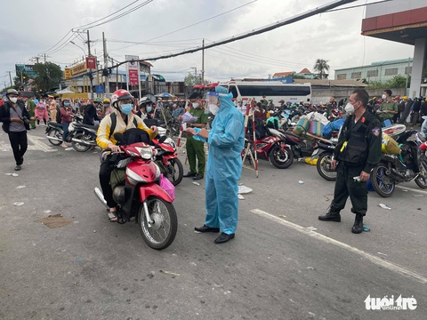 Tạm cho người xét nghiệm âm tính hoặc F0 khỏi bệnh qua chốt về miền Tây trong hôm nay - Ảnh 2. Tạm cho người xét nghiệm âm tính hoặc F0 khỏi bệnh qua chốt về miền Tây trong hôm nay - Ảnh 2.