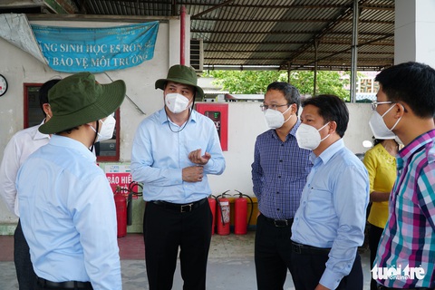 TP.HCM sẽ dùng xe khách, xe đặc chủng đưa 600 người kẹt ở chốt về quê - Ảnh 1. TP.HCM sẽ dùng xe khách, xe đặc chủng đưa 600 người kẹt ở chốt về quê - Ảnh 1.