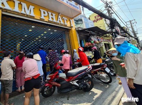 Chủ tiệm hủ tiếu mang chỉ vàng đi cầm, lấy 5 triệu làm vốn để bếp lại đỏ lửa - Ảnh 4. Chủ tiệm hủ tiếu mang chỉ vàng đi cầm, lấy 5 triệu làm vốn để bếp lại đỏ lửa - Ảnh 4.