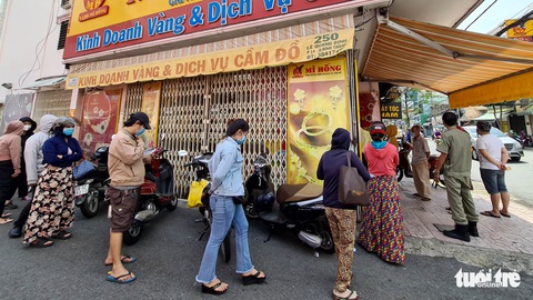 Chủ tiệm hủ tiếu mang chỉ vàng đi cầm, lấy 5 triệu làm vốn để bếp lại đỏ lửa - Ảnh 2. Chủ tiệm hủ tiếu mang chỉ vàng đi cầm, lấy 5 triệu làm vốn để bếp lại đỏ lửa - Ảnh 2.