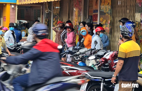 Chủ tiệm hủ tiếu mang chỉ vàng đi cầm, lấy 5 triệu làm vốn để bếp lại đỏ lửa - Ảnh 3. Chủ tiệm hủ tiếu mang chỉ vàng đi cầm, lấy 5 triệu làm vốn để bếp lại đỏ lửa - Ảnh 3.