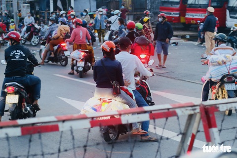 Công an trắng đêm thuyết phục người dân không tự ý về quê, chờ địa phương lên kế hoạch đón - Ảnh 4. Công an trắng đêm thuyết phục người dân không tự ý về quê, chờ địa phương lên kế hoạch đón - Ảnh 4.