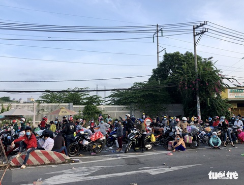 Công an trắng đêm thuyết phục người dân không tự ý về quê, chờ địa phương lên kế hoạch đón - Ảnh 6. Công an trắng đêm thuyết phục người dân không tự ý về quê, chờ địa phương lên kế hoạch đón - Ảnh 6.