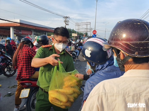 Công an trắng đêm thuyết phục người dân không tự ý về quê, chờ địa phương lên kế hoạch đón - Ảnh 3. Công an trắng đêm thuyết phục người dân không tự ý về quê, chờ địa phương lên kế hoạch đón - Ảnh 3.