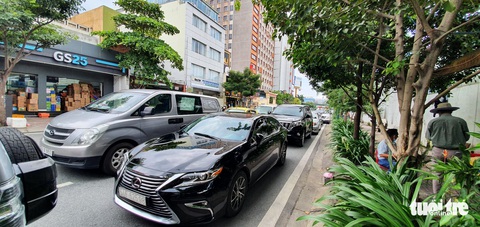 Ngày đầu nới lỏng giãn cách, xe hơi xếp hàng dài trăm mét chờ kiểm định - Ảnh 3. Ngày đầu nới lỏng giãn cách, xe hơi xếp hàng dài trăm mét chờ kiểm định - Ảnh 3.