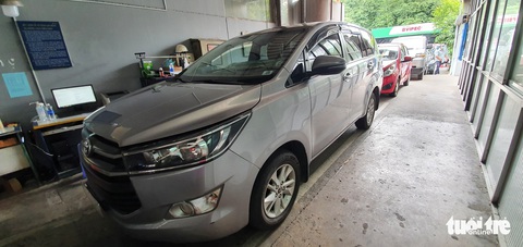 Ngày đầu nới lỏng giãn cách, xe hơi xếp hàng dài trăm mét chờ kiểm định - Ảnh 5. Ngày đầu nới lỏng giãn cách, xe hơi xếp hàng dài trăm mét chờ kiểm định - Ảnh 5.