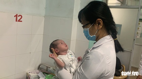 Cứu sống bé gái bị ngưng tim, ngưng thở sau khi sinh do thiếu oxy não - Ảnh 3. Cứu sống bé gái bị ngưng tim, ngưng thở sau khi sinh do thiếu oxy não - Ảnh 3.