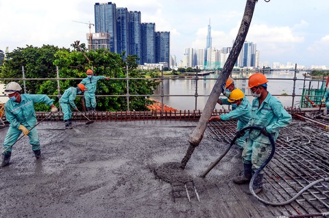 Công trình xây dựng ở TP.HCM tăng tốc làm trở lại - Ảnh 1. Công trình xây dựng ở TP.HCM tăng tốc làm trở lại - Ảnh 1.