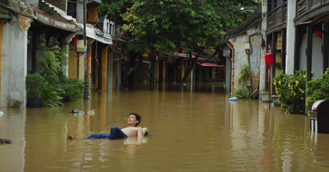 Đạo diễn Thành Đồng nghêu ngao ‘Ngày thảnh thơi’ giữa nước lũ Hội An - Ảnh 1. Đạo diễn Thành Đồng nghêu ngao ‘Ngày thảnh thơi’ giữa nước lũ Hội An - Ảnh 1.