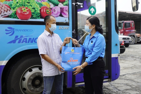 Thêm 1 triệu túi an sinh công đoàn đến với đoàn viên lao động khó khăn - Ảnh 1. Thêm 1 triệu túi an sinh công đoàn đến với đoàn viên lao động khó khăn - Ảnh 1.
