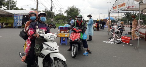 Vĩnh Long: Cảnh sát phát cơm nước, tạo điều kiện cho người dân về quê - Ảnh 1. Vĩnh Long: Cảnh sát phát cơm nước, tạo điều kiện cho người dân về quê - Ảnh 1.