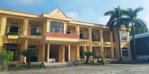 Đình chỉ nữ cán bộ xã thu tiền người dân để có thẻ đi đường - Ảnh 1. Đình chỉ nữ cán bộ xã thu tiền người dân để có thẻ đi đường - Ảnh 1.