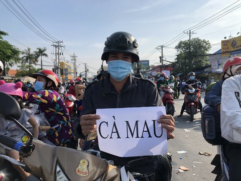 Hàng trăm bà con miền Tây bắt đầu rời TP.HCM lên xe tỉnh mình về quê - Ảnh 1. Hàng trăm bà con miền Tây bắt đầu rời TP.HCM lên xe tỉnh mình về quê - Ảnh 1.