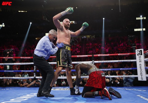 Lần thứ hai knock-out Wilder, Tyson Fury bảo vệ thành công đai WBC hạng nặng - Ảnh 3. Lần thứ hai knock-out Wilder, Tyson Fury bảo vệ thành công đai WBC hạng nặng - Ảnh 3.
