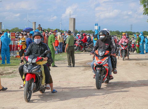 Ninh Thuận lập biên bản 1.362 trường hợp về quê, tạm giữ 679 xe máy - Ảnh 1. Ninh Thuận lập biên bản 1.362 trường hợp về quê, tạm giữ 679 xe máy - Ảnh 1.