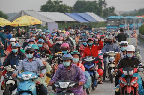Nhiều tỉnh miễn phí đưa đón, xét nghiệm, cách ly người dân về quê - Ảnh 1. Nhiều tỉnh miễn phí đưa đón, xét nghiệm, cách ly người dân về quê - Ảnh 1.