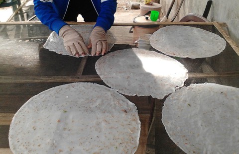Lò bánh tráng chở ước mơ của mẹ - Ảnh 1. Lò bánh tráng chở ước mơ của mẹ - Ảnh 1.