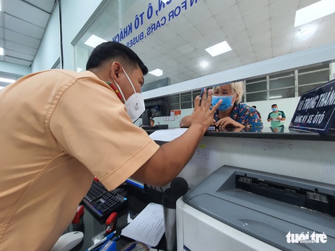 Người dân đi đăng ký xe ngày chủ nhật sau nới lỏng giãn cách - Ảnh 3. Người dân đi đăng ký xe ngày chủ nhật sau nới lỏng giãn cách - Ảnh 3.