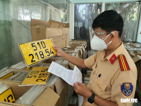 Người dân đi đăng ký xe ngày chủ nhật sau nới lỏng giãn cách - Ảnh 4. Người dân đi đăng ký xe ngày chủ nhật sau nới lỏng giãn cách - Ảnh 4.