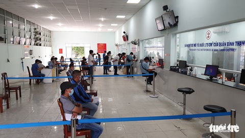 Người dân đi đăng ký xe ngày chủ nhật sau nới lỏng giãn cách - Ảnh 5. Người dân đi đăng ký xe ngày chủ nhật sau nới lỏng giãn cách - Ảnh 5.
