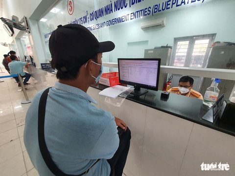 Người dân đi đăng ký xe ngày chủ nhật sau nới lỏng giãn cách - Ảnh 1. Người dân đi đăng ký xe ngày chủ nhật sau nới lỏng giãn cách - Ảnh 1.