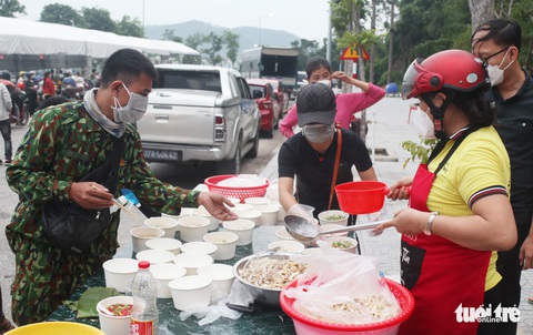 Đỏ lửa nấu mì gà, cháo gà nóng mời bà con trên đường về quê - Ảnh 4. Đỏ lửa nấu mì gà, cháo gà nóng mời bà con trên đường về quê - Ảnh 4.