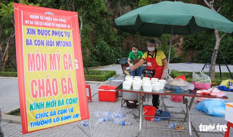 Đỏ lửa nấu mì gà, cháo gà nóng mời bà con trên đường về quê - Ảnh 1. Đỏ lửa nấu mì gà, cháo gà nóng mời bà con trên đường về quê - Ảnh 1.