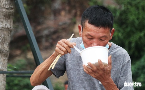 Đỏ lửa nấu mì gà, cháo gà nóng mời bà con trên đường về quê - Ảnh 5. Đỏ lửa nấu mì gà, cháo gà nóng mời bà con trên đường về quê - Ảnh 5.