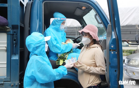 Đỏ lửa nấu mì gà, cháo gà nóng mời bà con trên đường về quê - Ảnh 6. Đỏ lửa nấu mì gà, cháo gà nóng mời bà con trên đường về quê - Ảnh 6.