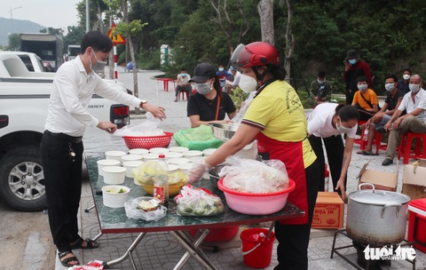 Đỏ lửa nấu mì gà, cháo gà nóng mời bà con trên đường về quê - Ảnh 2. Đỏ lửa nấu mì gà, cháo gà nóng mời bà con trên đường về quê - Ảnh 2.