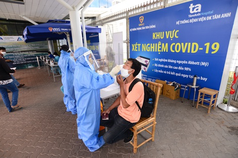 Hành khách đầu tiên bay thương mại từ Tân Sơn Nhất đến các tỉnh sau giãn cách - Ảnh 2. Hành khách đầu tiên bay thương mại từ Tân Sơn Nhất đến các tỉnh sau giãn cách - Ảnh 2.