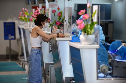 Hành khách đầu tiên bay thương mại từ Tân Sơn Nhất đến các tỉnh sau giãn cách - Ảnh 1. Hành khách đầu tiên bay thương mại từ Tân Sơn Nhất đến các tỉnh sau giãn cách - Ảnh 1.