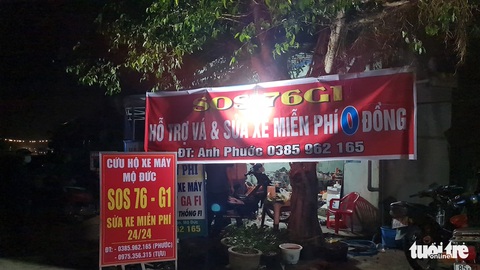 Bán cả chiếc xe quý của mình lấy tiền sửa xe 0 đồng giúp bà con về quê - Ảnh 4. Bán cả chiếc xe quý của mình lấy tiền sửa xe 0 đồng giúp bà con về quê - Ảnh 4.