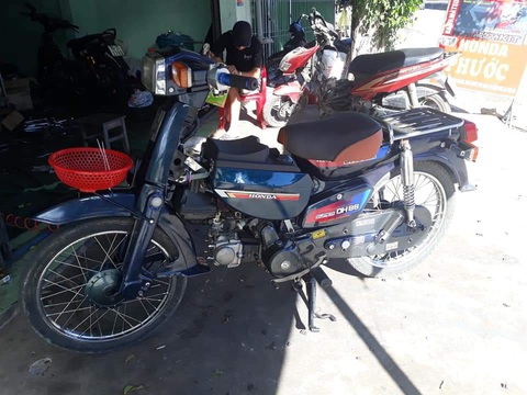 Bán cả chiếc xe quý của mình lấy tiền sửa xe 0 đồng giúp bà con về quê - Ảnh 3. Bán cả chiếc xe quý của mình lấy tiền sửa xe 0 đồng giúp bà con về quê - Ảnh 3.