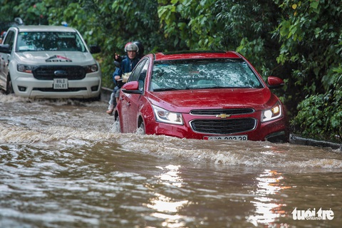 Mưa lớn kéo dài, nhiều tuyến đường Hà Nội ngập sâu - Ảnh 5. Mưa lớn kéo dài, nhiều tuyến đường Hà Nội ngập sâu - Ảnh 5.
