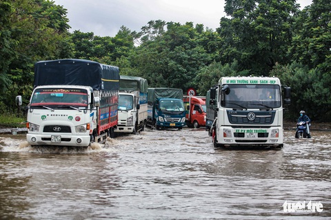 Mưa lớn kéo dài, nhiều tuyến đường Hà Nội ngập sâu - Ảnh 4. Mưa lớn kéo dài, nhiều tuyến đường Hà Nội ngập sâu - Ảnh 4.