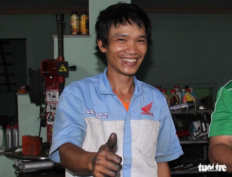 Bán cả chiếc xe quý của mình lấy tiền sửa xe 0 đồng giúp bà con về quê - Ảnh 1. Bán cả chiếc xe quý của mình lấy tiền sửa xe 0 đồng giúp bà con về quê - Ảnh 1.