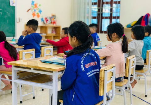 Hà Nội xem xét xử lý trường xé rào cho học sinh đi học - Ảnh 1. Hà Nội xem xét xử lý trường xé rào cho học sinh đi học - Ảnh 1.