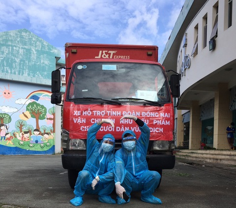 Ấm lòng nghĩa cử cao đẹp của nhân viên J&T Express - Ảnh 2. Ấm lòng nghĩa cử cao đẹp của nhân viên J&T Express - Ảnh 2.