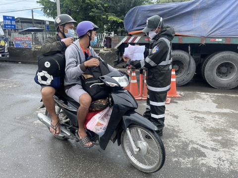 Vùng giáp ranh TP.HCM tấp nập xe cộ, người dân bắt đầu qua lại làm việc, buôn bán - Ảnh 1. Vùng giáp ranh TP.HCM tấp nập xe cộ, người dân bắt đầu qua lại làm việc, buôn bán - Ảnh 1.