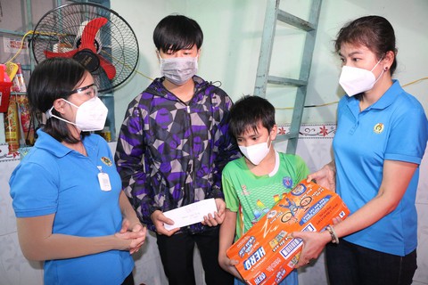 Con công đoàn viên mồ côi do COVID-19 nhận hỗ trợ bằng sổ tiết kiệm - Ảnh 1. Con công đoàn viên mồ côi do COVID-19 nhận hỗ trợ bằng sổ tiết kiệm - Ảnh 1.