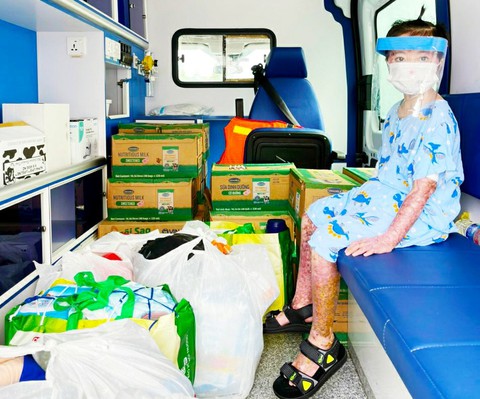 Nửa năm điều trị bỏng toàn thân, bé gái 7 tuổi được về nhà trên chuyến xe đặc biệt - Ảnh 1. Nửa năm điều trị bỏng toàn thân, bé gái 7 tuổi được về nhà trên chuyến xe đặc biệt - Ảnh 1.