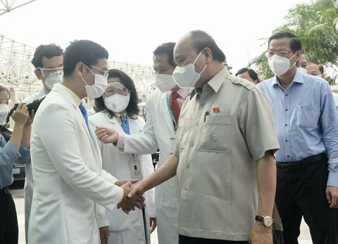 Chủ tịch nước Nguyễn Xuân Phúc thăm Bệnh viện Nhi đồng TP.HCM - Ảnh 1. Chủ tịch nước Nguyễn Xuân Phúc thăm Bệnh viện Nhi đồng TP.HCM - Ảnh 1.