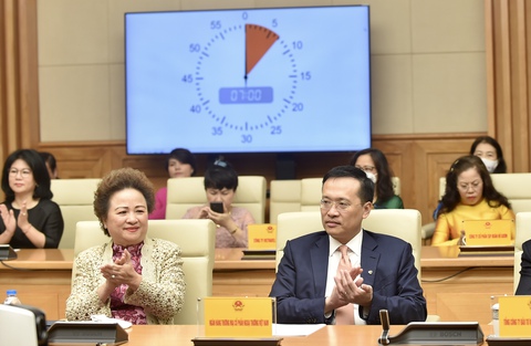 Hình ảnh áo Thủ tướng đẫm mồ hôi chỉ đạo chống dịch đánh thức chúng tôi nỗ lực cống hiến - Ảnh 3. Hình ảnh áo Thủ tướng đẫm mồ hôi chỉ đạo chống dịch đánh thức chúng tôi nỗ lực cống hiến - Ảnh 3.