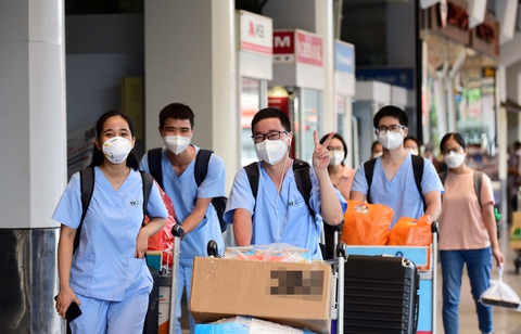 Lực lượng chi viện lưu luyến rơi nước mắt ngày chia tay TP.HCM - Ảnh 4. Lực lượng chi viện lưu luyến rơi nước mắt ngày chia tay TP.HCM - Ảnh 4.