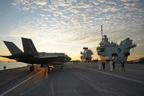 Chỉ huy tàu sân bay HMS Queen Elizabeth: Anh muốn nghiêng về châu Á - Ảnh 1. Chỉ huy tàu sân bay HMS Queen Elizabeth: Anh muốn nghiêng về châu Á - Ảnh 1.