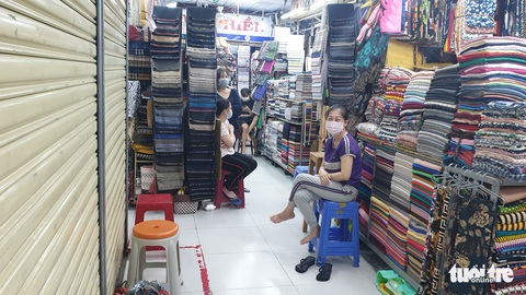 Chợ mở lại ở TP.HCM vắng hoe, nhiều quầy vẫn đóng - Ảnh 1. Chợ mở lại ở TP.HCM vắng hoe, nhiều quầy vẫn đóng - Ảnh 1.